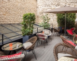 La cour intérieure de l’Hôtel Le 123 Sébastopol, avec son atmosphère calme et apaisante