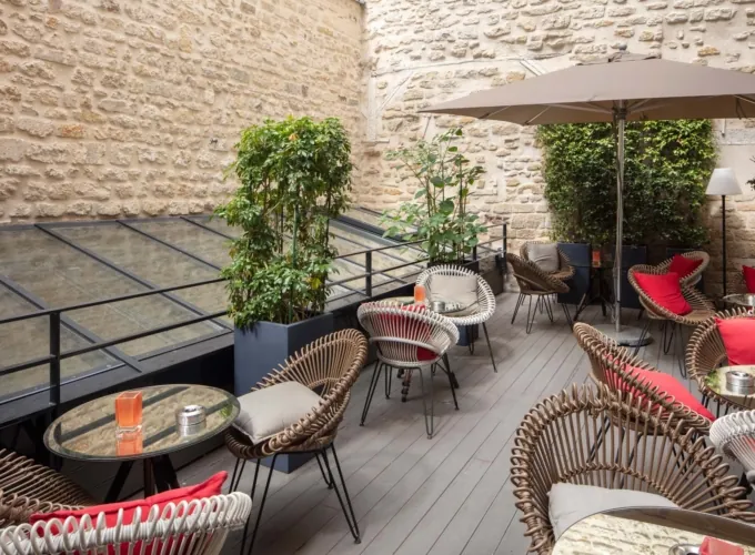 La cour intérieure de l’Hôtel Le 123 Sébastopol, avec son atmosphère calme et apaisante