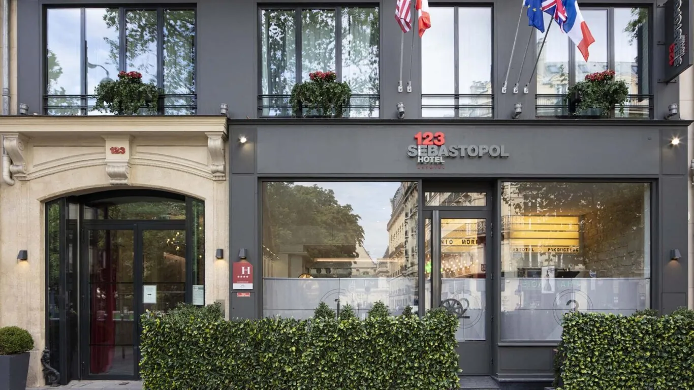 Vue extérieure de la façade de l’Hôtel 4 étoiles Le 123 Sébastopol du groupe Astotel à Paris, 2e arrondissement