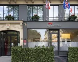 Vue extérieure de la façade de l’Hôtel 4 étoiles Le 123 Sébastopol du groupe Astotel à Paris, 2e arrondissement