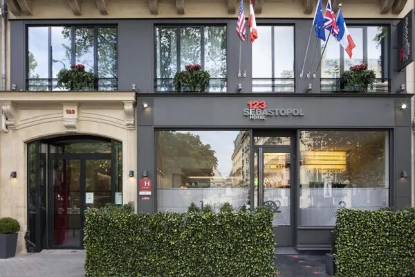 Vue extérieure de la façade de l’Hôtel 4 étoiles Le 123 Sébastopol du groupe Astotel à Paris, 2e arrondissement