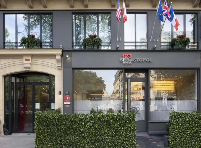 Vue extérieure de la façade de l’Hôtel 4 étoiles Le 123 Sébastopol du groupe Astotel à Paris, 2e arrondissement