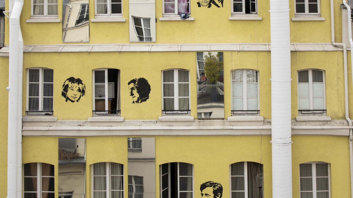 La façade intérieure de l’Hôtel Le 123 Sébastopol rend hommage aux grands noms du 7e art, et l’architecture du bâtiment s’inspire du monde du cinéma