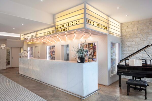 La réception de l’Hôtel 123 Sébastopol est un véritable hommage au cinéma. Dès votre arrivée, vous êtes plongé dans une atmosphère cinématographique unique