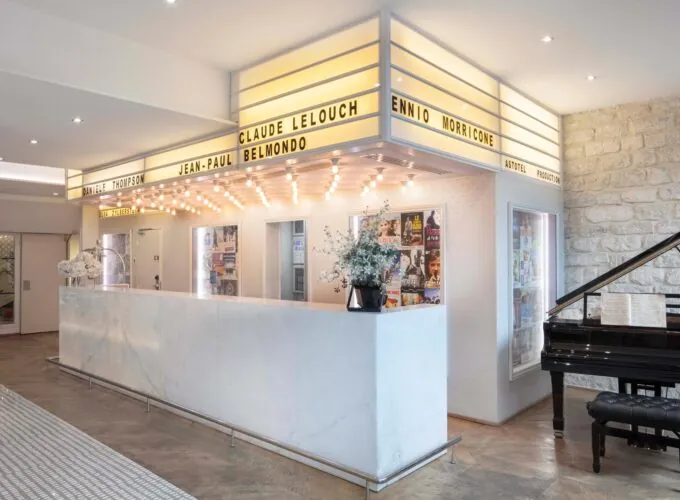 La réception de l’Hôtel 123 Sébastopol est un véritable hommage au cinéma. Dès votre arrivée, vous êtes plongé dans une atmosphère cinématographique unique