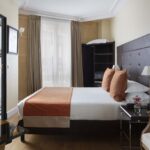 Chambre Double à l’hôtel Le 123 Elysées avec un lit et un bureau
