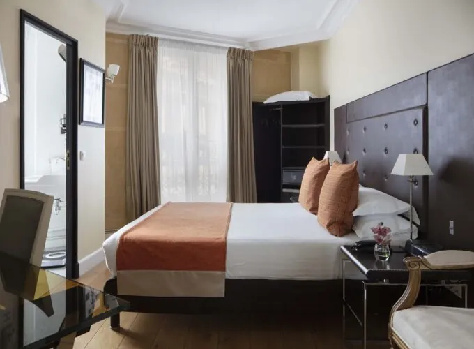 Chambre Double à l’hôtel Le 123 Elysées avec un lit et un bureau