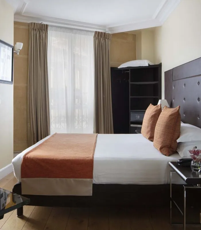 Chambre Double à l’hôtel Le 123 Elysées avec un lit et un bureau