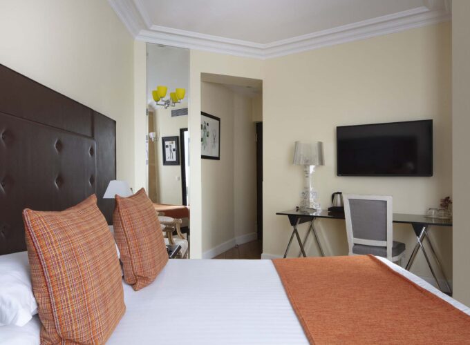 Chambre Double à l’hôtel Le 123 Elysées avec un bureau et une télévision à écran plat