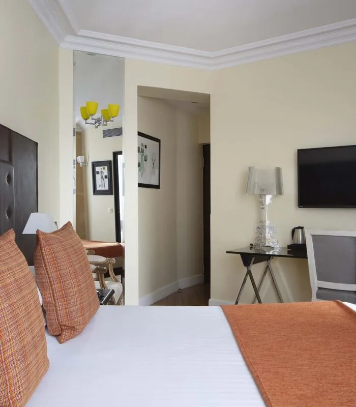 Chambre Double à l’hôtel Le 123 Elysées avec un bureau et une télévision à écran plat