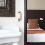 Chambre Double à l’hôtel Le 123 Elysées avec un lavabo et un lit