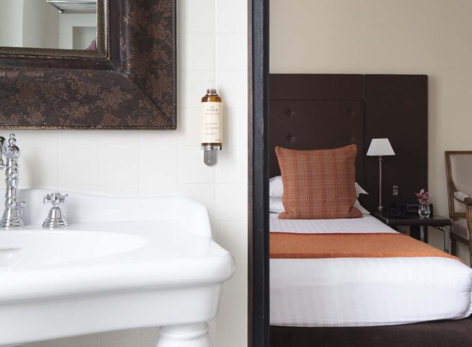 Chambre Double à l’hôtel Le 123 Elysées avec un lavabo et un lit