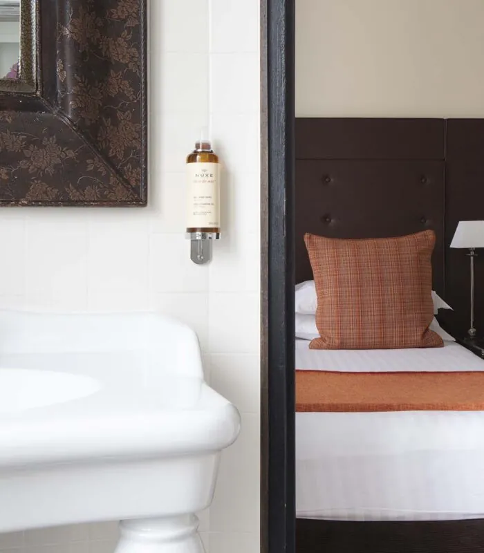 Chambre Double à l’hôtel Le 123 Elysées avec un lavabo et un lit
