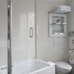 Salle de bain de la Chambre Double à l’hôtel Le 123 Elysées avec des carreaux blancs et des toilettes