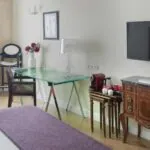Chambre Double Privilège à l’hôtel Le 123 Elysées avec un bureau et une télévision à écran plat