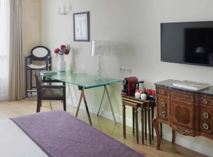 Chambre Double Privilège à l’hôtel Le 123 Elysées avec un bureau et une télévision à écran plat