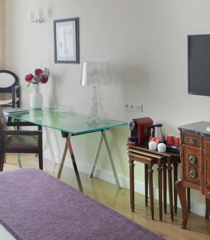 Chambre Double Privilège à l’hôtel Le 123 Elysées avec un bureau et une télévision à écran plat