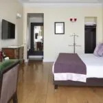 Chambre Double Privilège à l’hôtel Le 123 Elysées avec un lit king-size et un bureau