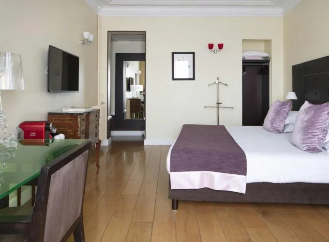 Chambre Double Privilège à l’hôtel Le 123 Elysées avec un lit king-size et un bureau