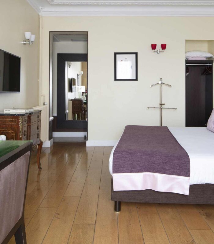 Chambre Double Privilège à l’hôtel Le 123 Elysées avec un lit king-size et un bureau