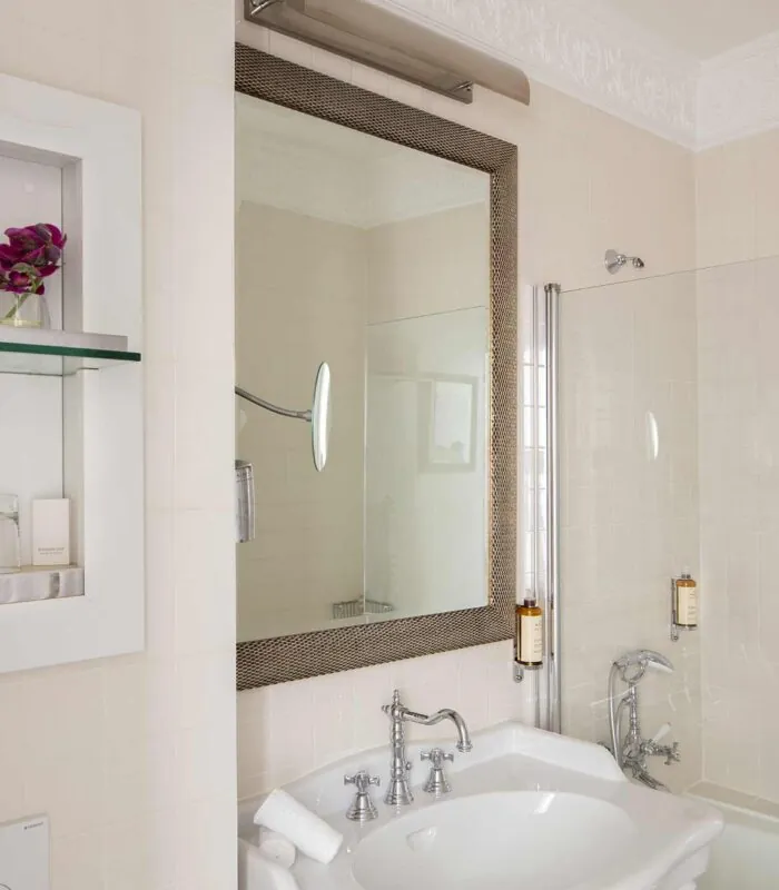 Salle de bain de la Chambre Double Privilège à l’hôtel Le 123 Elysées avec un lavabo, un miroir et une douche en verre