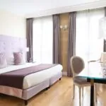 Chambre Double Supérieure à l’hôtel Le 123 Elysées avec un grand lit et un bureau