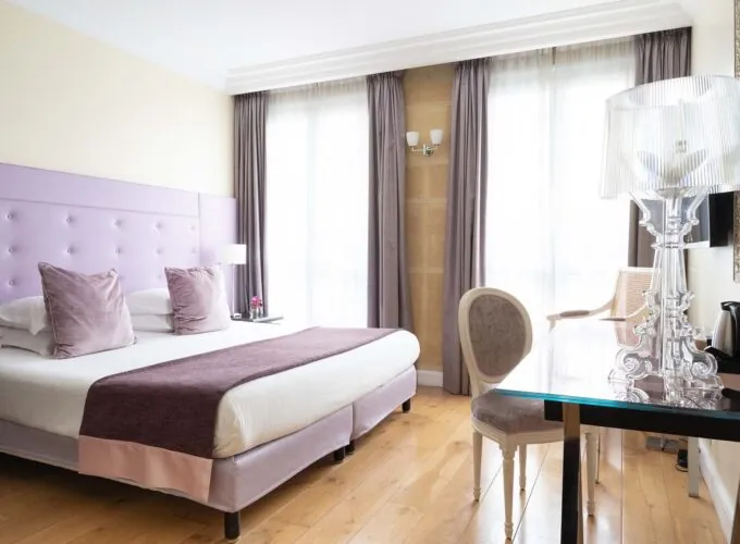 Chambre Double Supérieure à l’hôtel Le 123 Elysées avec un grand lit et un bureau