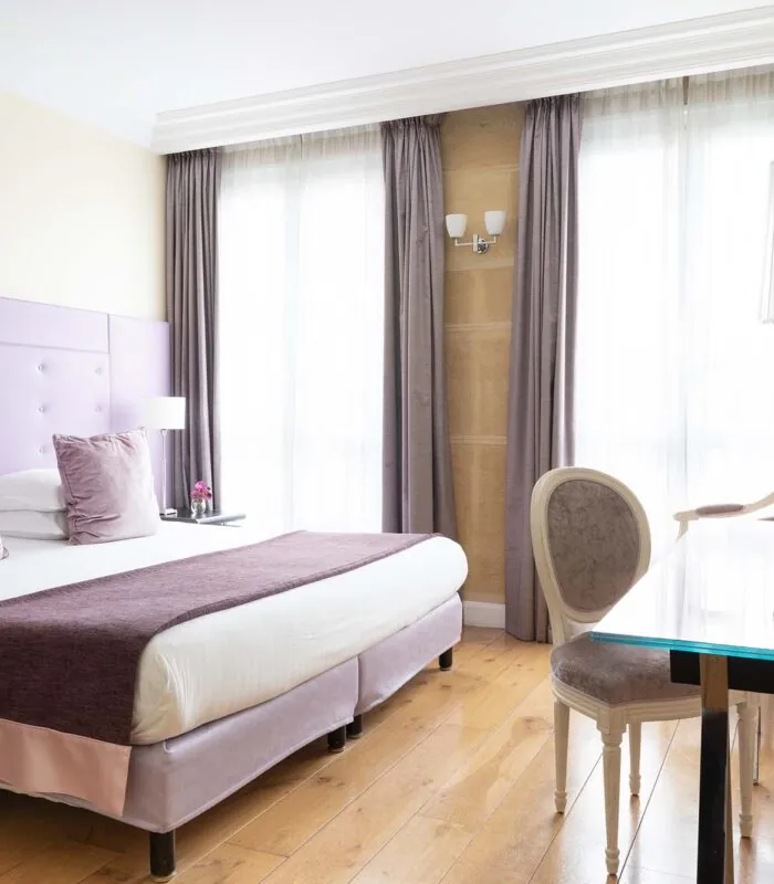 Chambre Double Supérieure à l’hôtel Le 123 Elysées avec un grand lit et un bureau