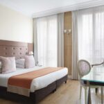 Chambre Double Supérieure à l’hôtel Le 123 Elysées avec un grand lit et un bureau