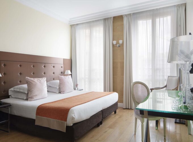 Chambre Double Supérieure à l’hôtel Le 123 Elysées avec un grand lit et un bureau