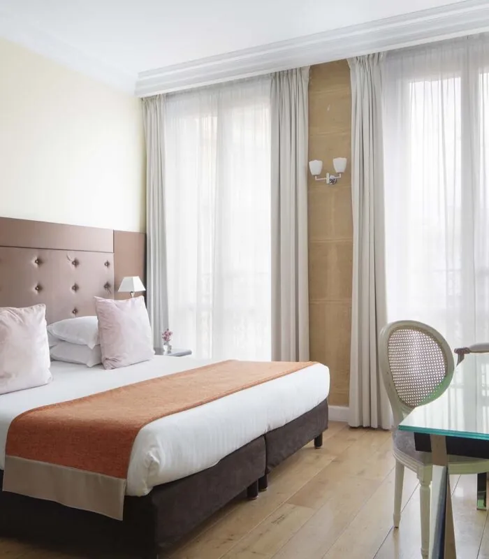 Chambre Double Supérieure à l’hôtel Le 123 Elysées avec un grand lit et un bureau