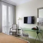 Chambre Double Supérieure à l’hôtel Le 123 Elysées avec un bureau et une télévision à écran plat
