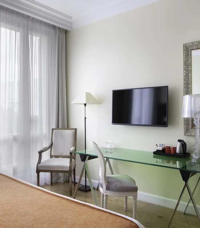 Chambre Double Supérieure à l’hôtel Le 123 Elysées avec un bureau et une télévision à écran plat