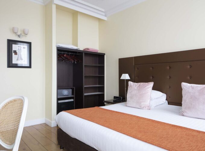 Chambre Double Supérieure à l’hôtel Le 123 Elysées avec un lit et un coffre-fort