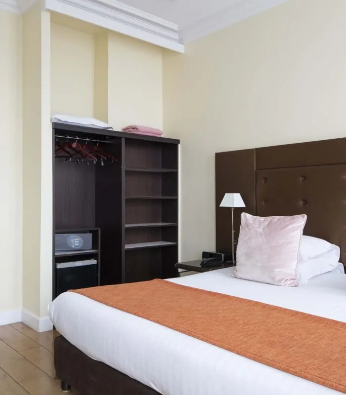 Chambre Double Supérieure à l’hôtel Le 123 Elysées avec un lit et un coffre-fort