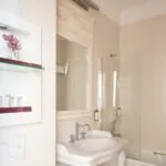Salle de bain de la Chambre Double Supérieure à l’hôtel Le 123 Elysées avec un lavabo et une porte de douche en verre