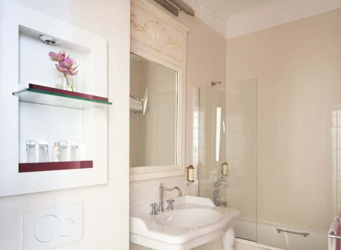Salle de bain de la Chambre Double Supérieure à l’hôtel Le 123 Elysées avec un lavabo et une porte de douche en verre