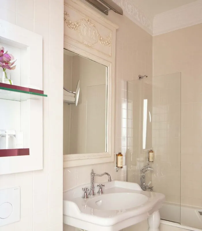 Salle de bain de la Chambre Double Supérieure à l’hôtel Le 123 Elysées avec un lavabo et une porte de douche en verre