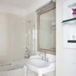 Salle de bain de la Chambre Familiale à l’hôtel Le 123 Elysées avec un lavabo et une douche en verre