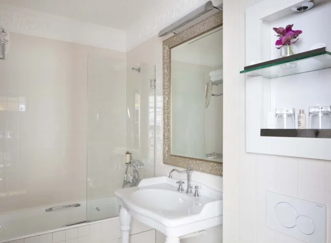 Salle de bain de la Chambre Familiale à l’hôtel Le 123 Elysées avec un lavabo et une douche en verre