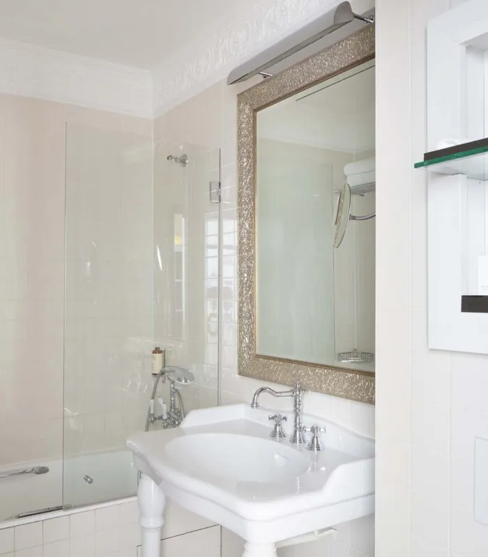 Salle de bain de la Chambre Familiale à l’hôtel Le 123 Elysées avec un lavabo et une douche en verre