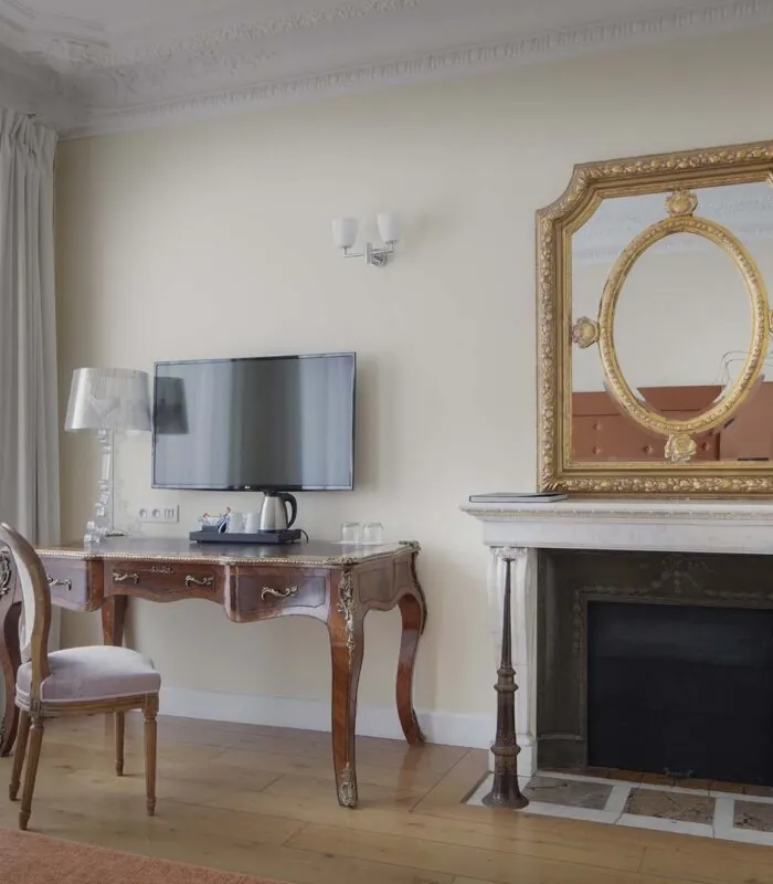 Chambre pour personnes à mobilité réduite à l’hôtel Le 123 Elysées avec une cheminée, un bureau et une télévision à écran plat