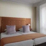 Chambre pour personnes à mobilité réduite à l’hôtel Le 123 Elysées avec deux lits et deux lampes