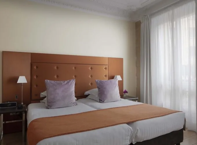 Chambre pour personnes à mobilité réduite à l’hôtel Le 123 Elysées avec deux lits et deux lampes