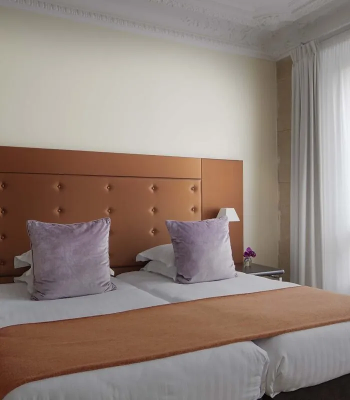 Chambre pour personnes à mobilité réduite à l’hôtel Le 123 Elysées avec deux lits et deux lampes