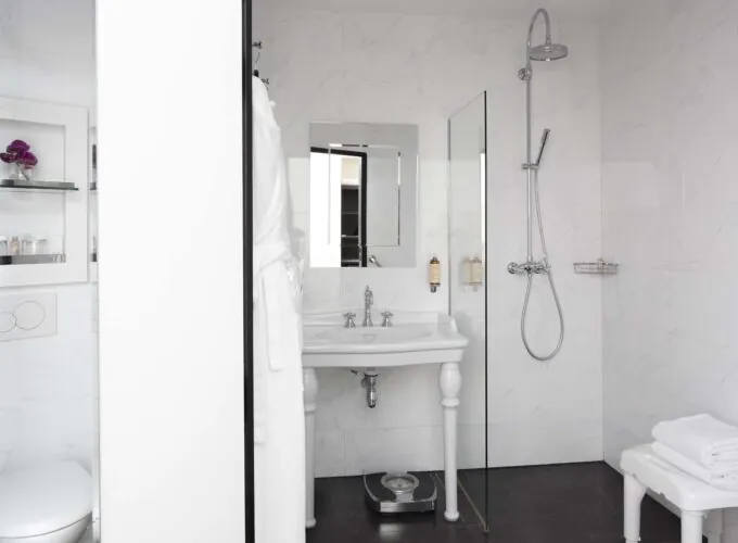 Salle de bain de la Chambre pour personnes à mobilité réduite à l’hôtel Le 123 Elysées avec une douche à l’italienne et un lavabo
