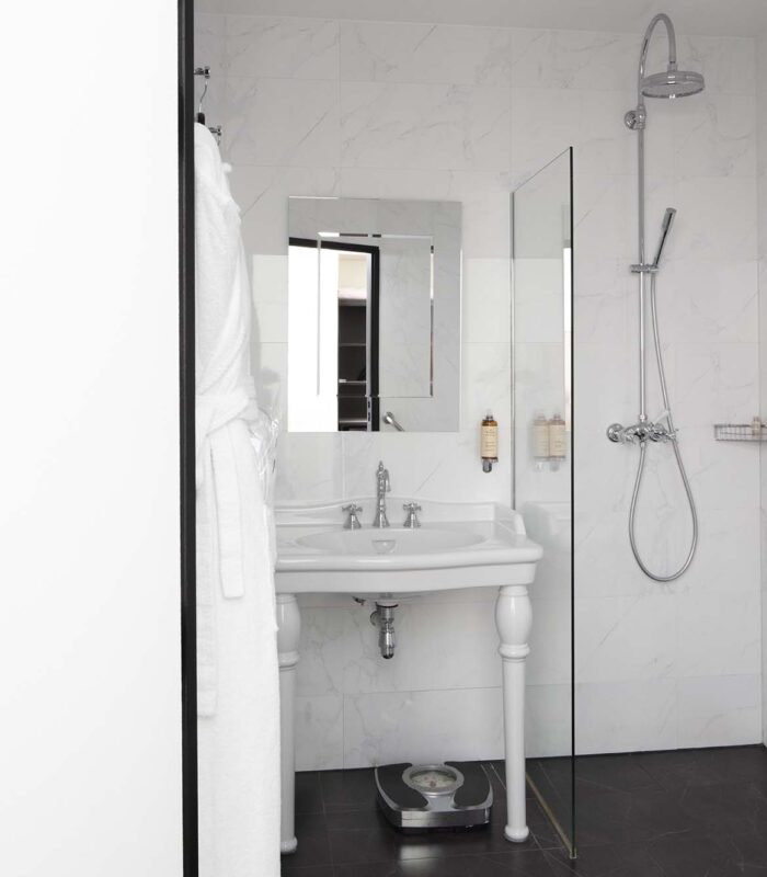 Salle de bain de la Chambre pour personnes à mobilité réduite à l’hôtel Le 123 Elysées avec une douche à l’italienne et un lavabo