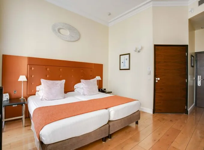 Chambre pour personnes à mobilité réduite à l’hôtel Le 123 Elysées avec deux lits et une porte