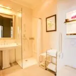 Salle de bain de la Chambre pour personnes à mobilité réduite à l’hôtel Le 123 Elysées avec une douche à l’italienne et des toilettes