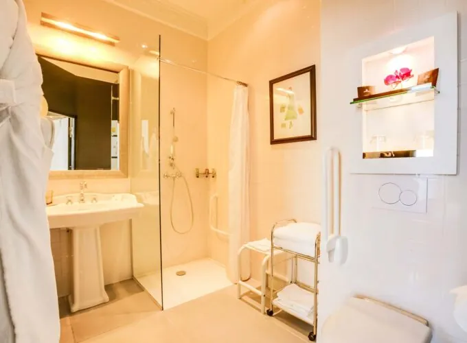 Salle de bain de la Chambre pour personnes à mobilité réduite à l’hôtel Le 123 Elysées avec une douche à l’italienne et des toilettes